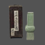 青磁龍泉窯 陽刻唐草文 尊型花入